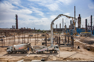 миксер и бетононасос на стройке